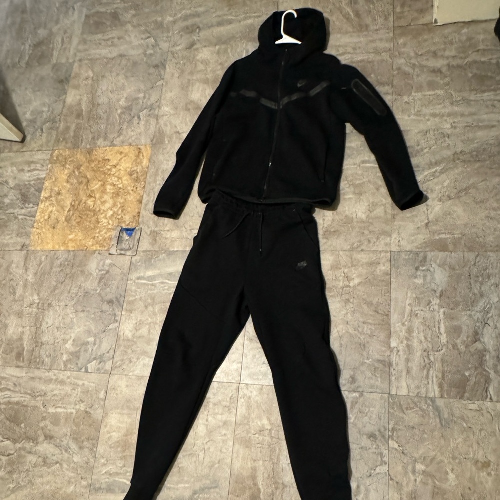 black nike tech fleece
